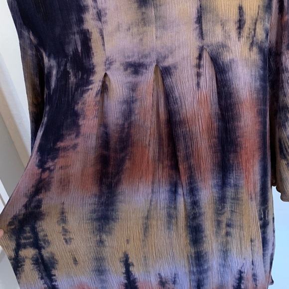 Gorgeous Umgee Blouse With Lace Trim Neckline - Picture 9 of 9